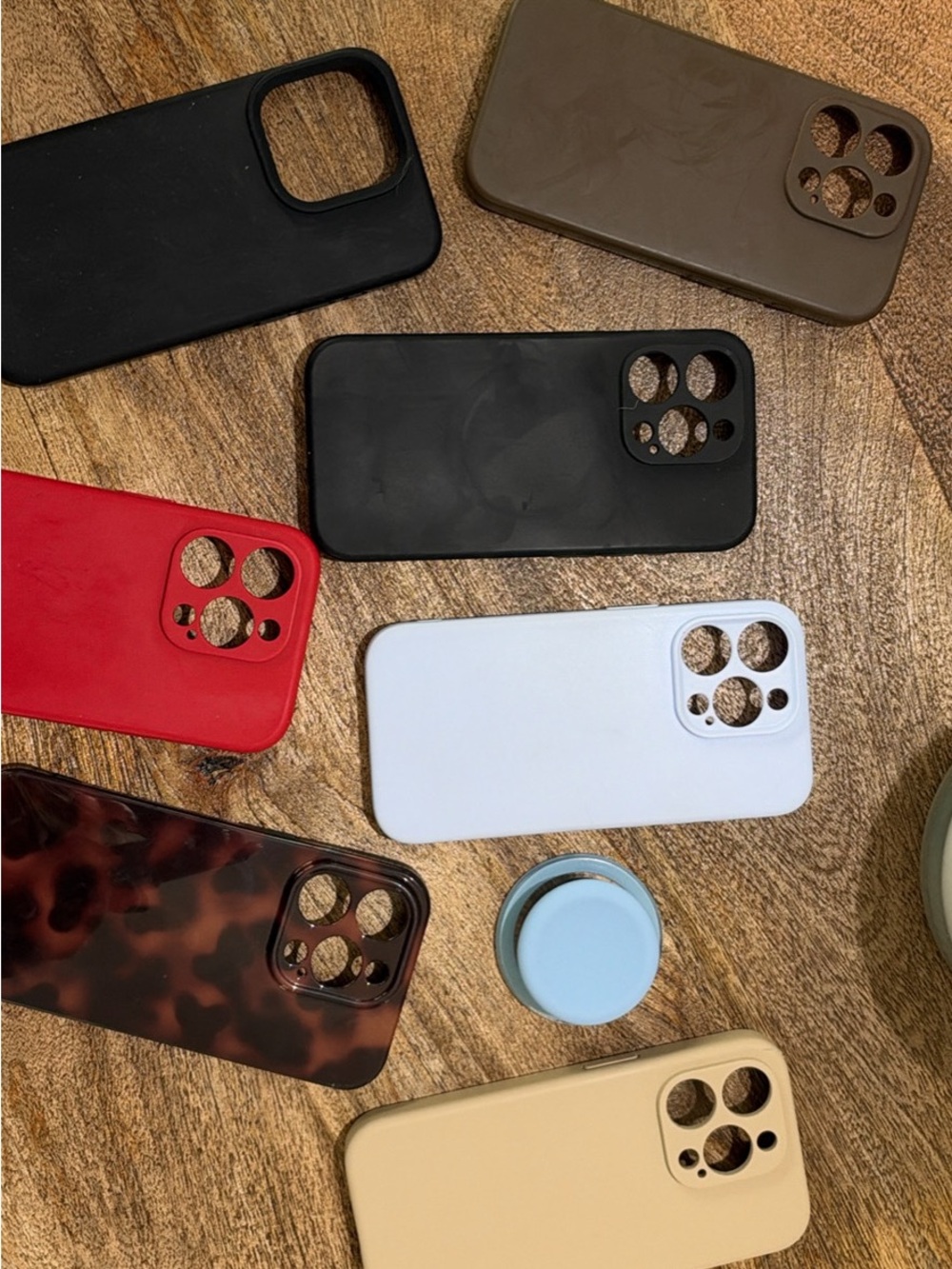 SET OF 7 Iphone 15 pro cases, pop socket, screen protector + 4 MagSafe stickers